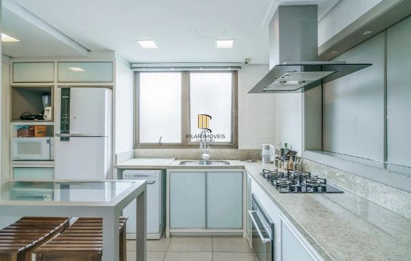 Vende-se apartamento com 3 suítes, 3 vagas e 136 m² - Petrópolis