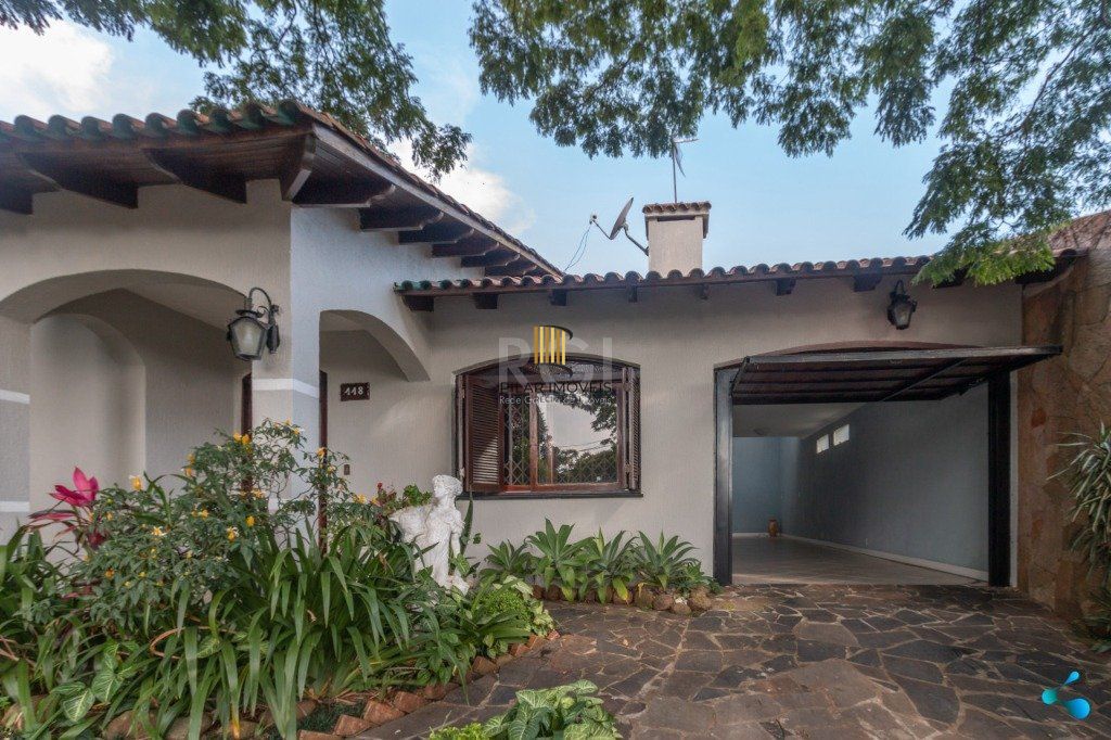 Casa para Venda - 240m², 3 dormitórios, sendo 1 suites, 3 vagas - Partenon