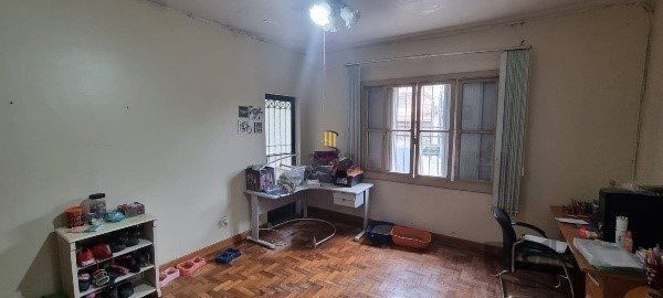 Vende-se ampla casa 6 quartos, 2 suítes, 5 vagas de garagem, churrasqueira e duas entradas individuais - 360m² - Chácara das Pedras