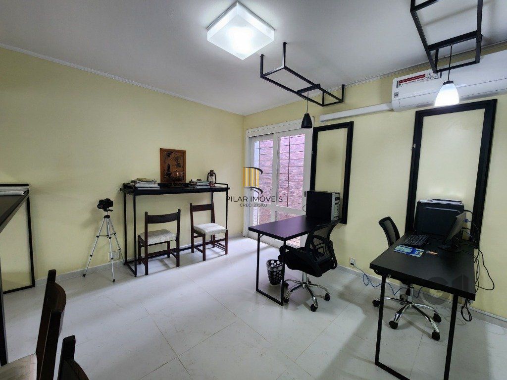 Vende-se excelente cada 3 quartos com suíte, 4 vagas, anexo comn salão de festas, podendo ser usada para fins comerciais - 255m² - Chácara das Pedras