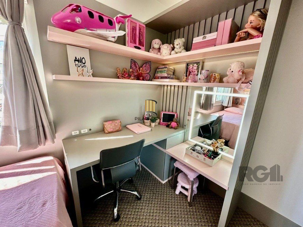 Vende-se luxuoso apartamento com 3 suítes, 2 vagas, lareira no bairro Rio Branco com 133m²