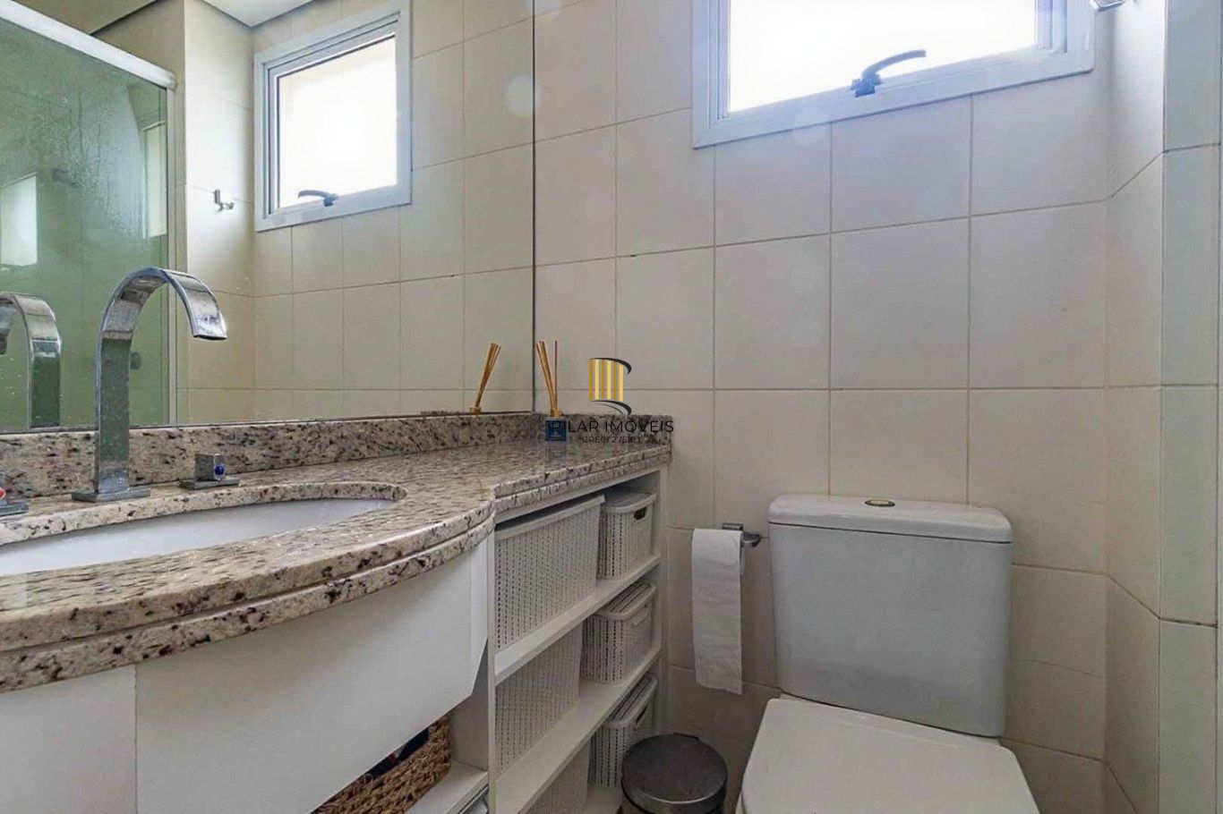 Vende-se apartamento com 2 quartos (1 suíte), 55m² e 2 vagas – Petrópolis