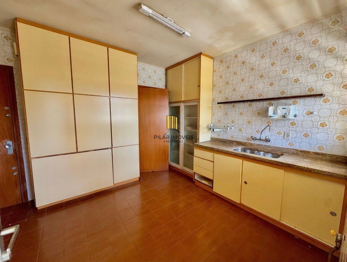 Vende-se apartamento com 3 quartos(1 suíte), 174m² e 2 vagas - Bom Fim