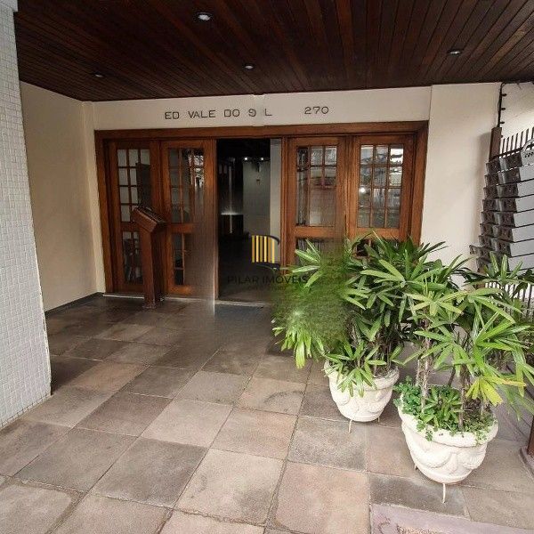 Vende-se apartamento com 2 quartos, 84 m² e 1 vaga - Menino Deus
