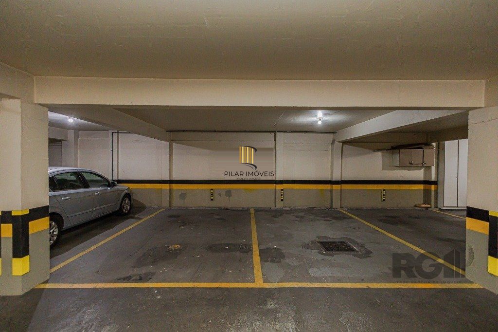 Vende-se excelente apartamento 3 quartos c/ suíte, 2 vagas, living com lareira, sacada e churrasqueira - 97m² - Auxiliadora
