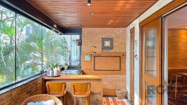 Apartamento de 200m², 4 quartos, 1 suíte e 4 vagas – Moinhos de Vento