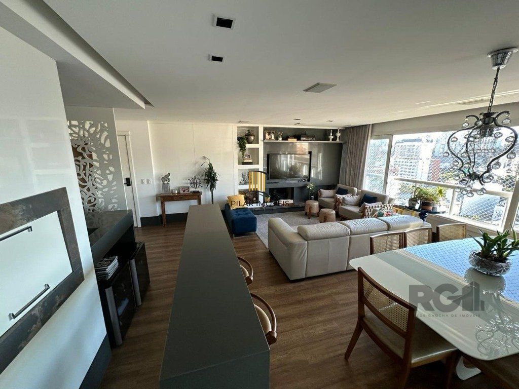 Vende-se luxuoso apartamento com 3 suítes, 2 vagas, lareira no bairro Rio Branco com 133m²
