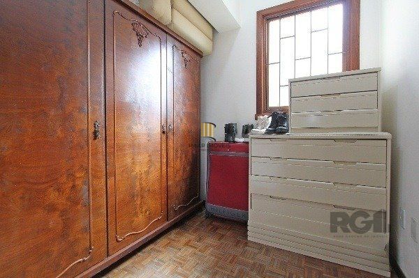 Vende-se amplo apartamento 3 dorm c/ suíte, 2 vagas cobertas, dependência completa, living com sacada - 233m² - Moinhos de Vento