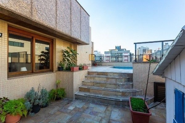 Vende-se luxuosa cobertura 329m² com 3 suítes e 3 vagas de garagem no Petrópolis
