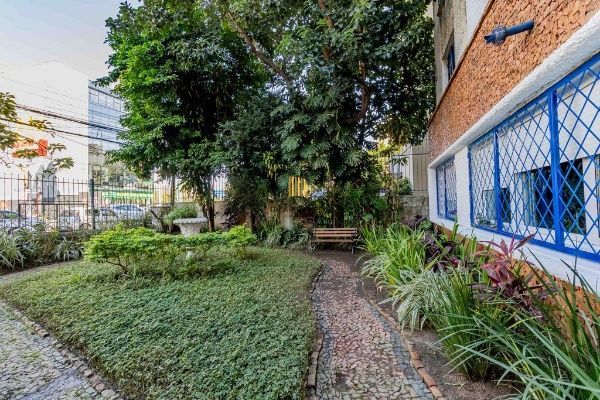 Vende-se apartamento com 2 quartos, sacada e 1 vaga – 113 m² – Moinhos de Vento