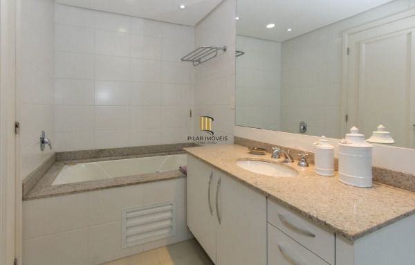 Vende-se amplo apartamento de 195m², 3 Suítes, 3 Vagas, localizado no bairro Bela Vista