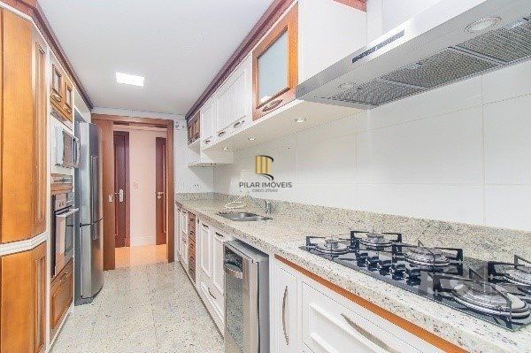 Apartamento de alto padrão, 3 suítes, 3 vagas, ao lado da Praça da Encol