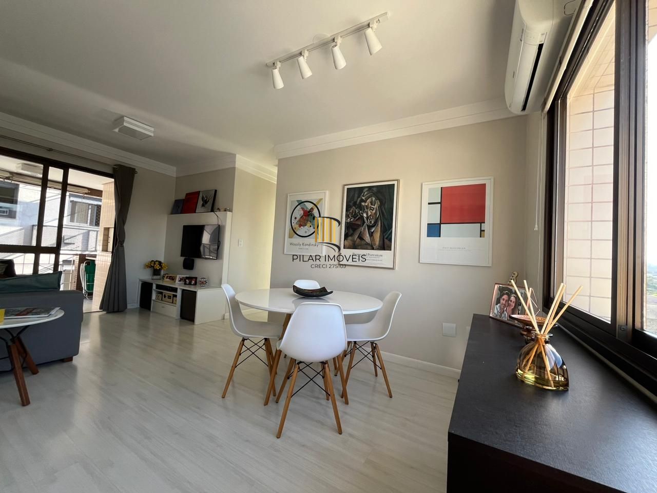 Vende-se apartamento com 2 quartos, suíte e sacada com churrasqueira – 74 m² - Bom Fim