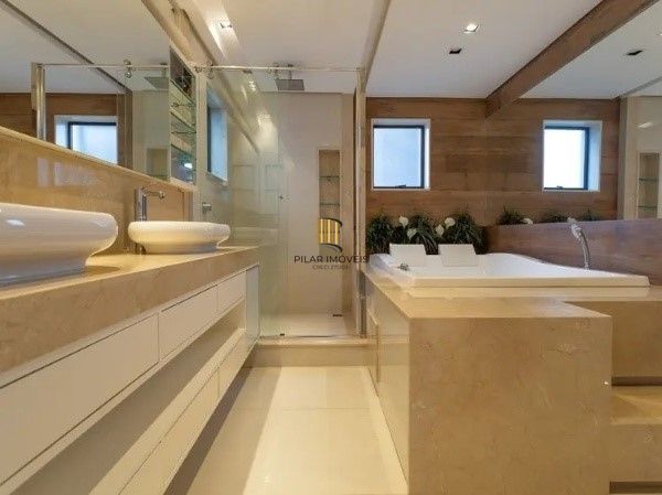 Vende-se amplo apartamento luxuoso 3 suítes e 3 vagas, hidro, mobiliado, dependência completa - 221m² - Bela Vista