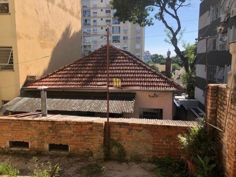 Terreno amplo com 8,80m²x63,50m² de área total, excelente localização no Bairro Petrópolis