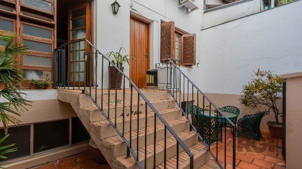 Vende-se ampla casa em condomínio com 3 quartos, suite master, sacada, perto da Encol - 292m² - Bela Vista