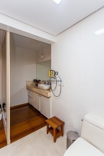 Vende-se luxuosa cobertura 329m² com 3 suítes e 3 vagas de garagem no Petrópolis