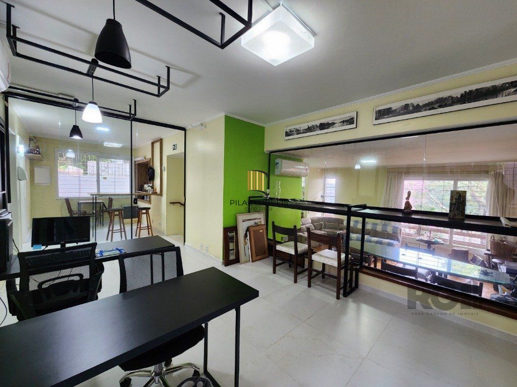 Vende-se excelente cada 3 quartos com suíte, 4 vagas, anexo comn salão de festas, podendo ser usada para fins comerciais - 255m² - Chácara das Pedras