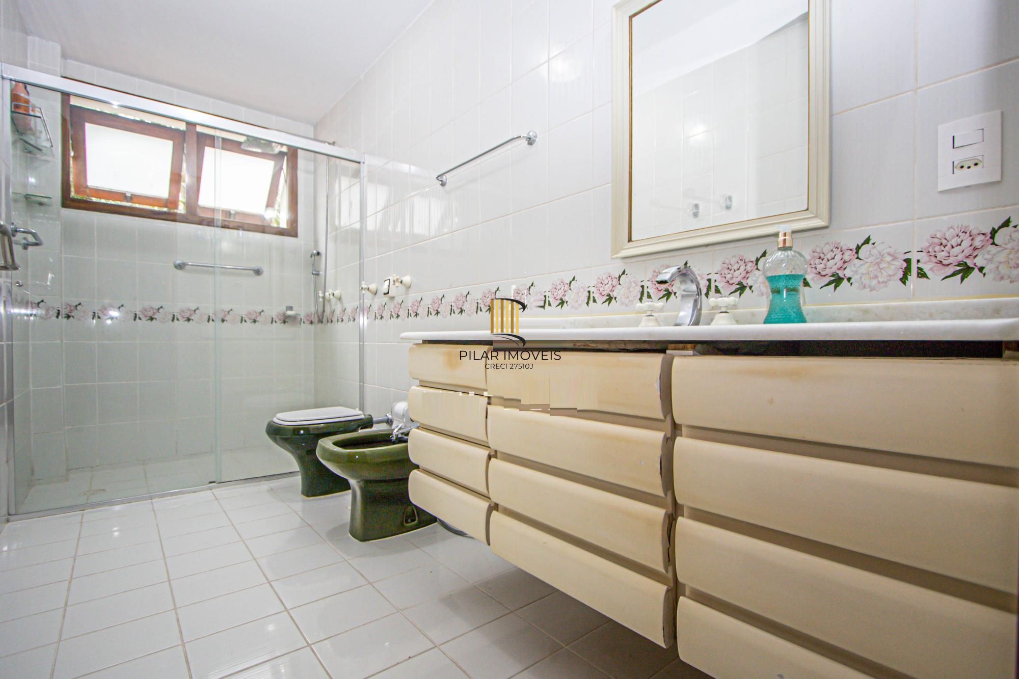 Apartamento mobiliado com 4 quartos, hidromassagem e 2 vagas -254 m²- Petrópolis