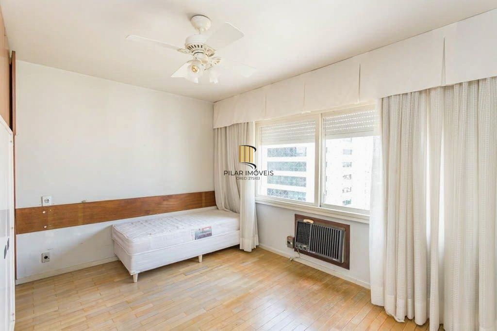 Vende-se ampla cobertura com 3 quartos (1 suíte), 283m² e 2 vagas - Petrópolis