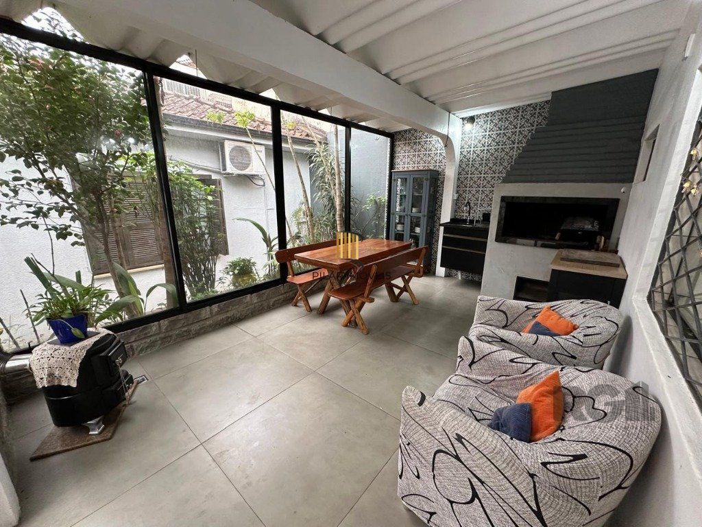 Vende-se ampla casa 3 quartos com hidro, 2 vagas, living com ladeira e salão de festas com churrasqueira - 260m² - Medianeira