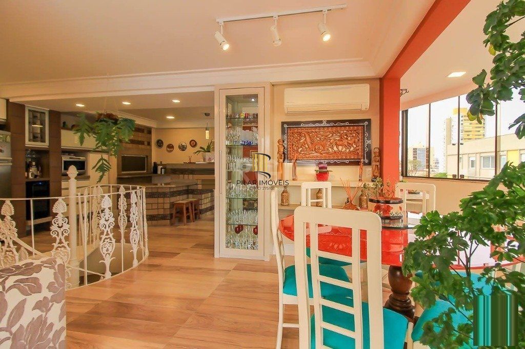 Cobertura para Venda - 252m², 3 dormitórios, sendo 1 suites, 2 vagas - Menino Deus