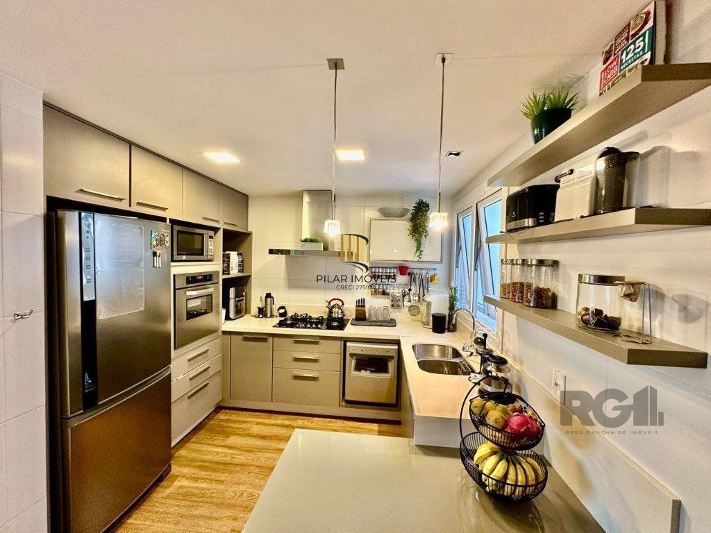 Vende-se luxuoso apartamento com 3 suítes, 2 vagas, lareira no bairro Rio Branco com 133m²