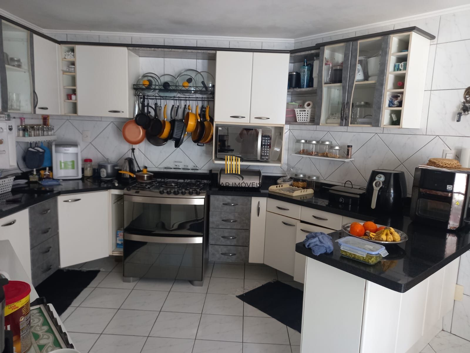 Vende-se sobrado com 5 quartos (3 suítes), 428m² e 3 vagas – Alto Petrópolis