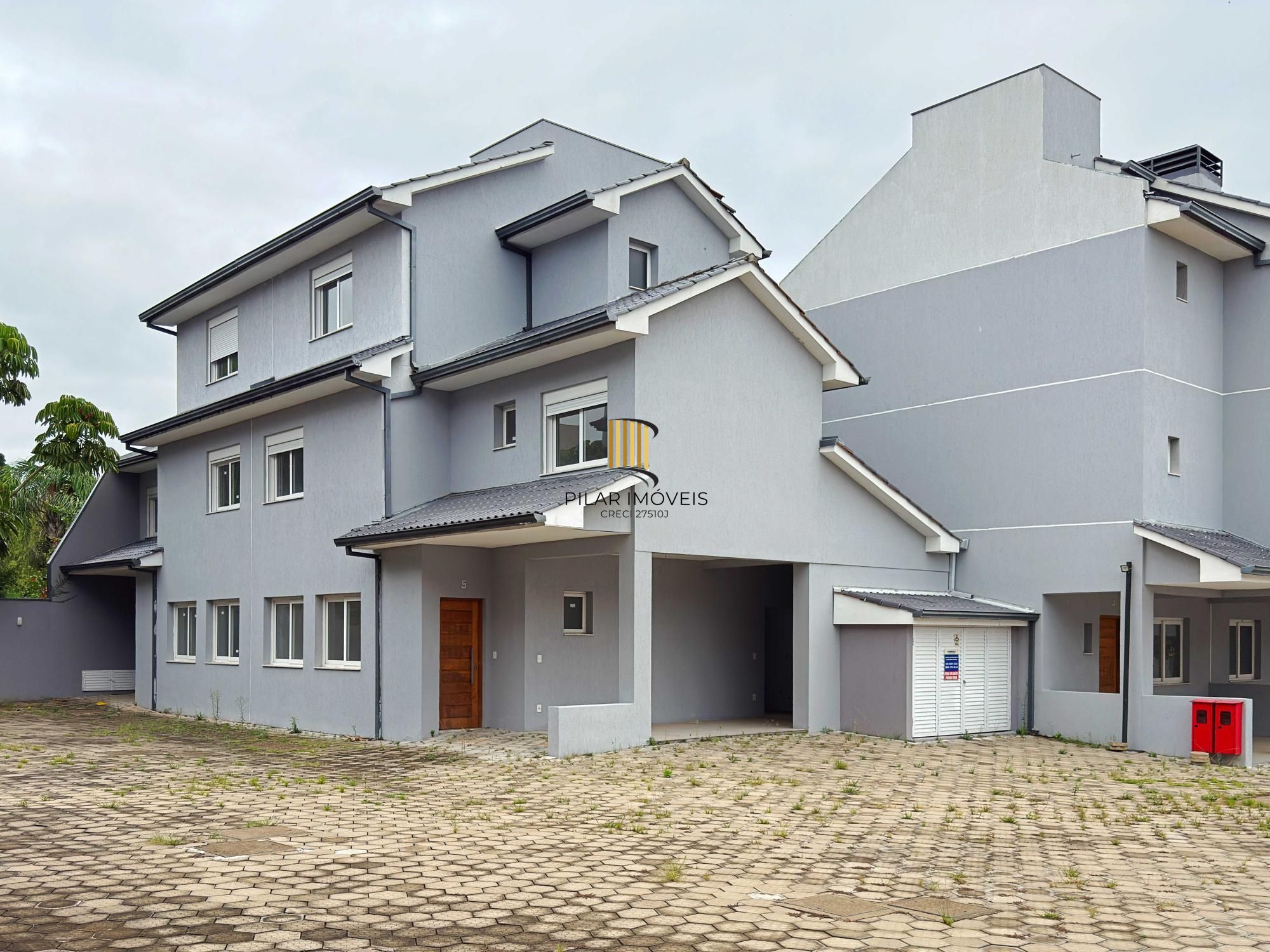 Vende-se casa em condomínio com 4 dormitórios (2 suítes), 3 vagas  – Tristeza