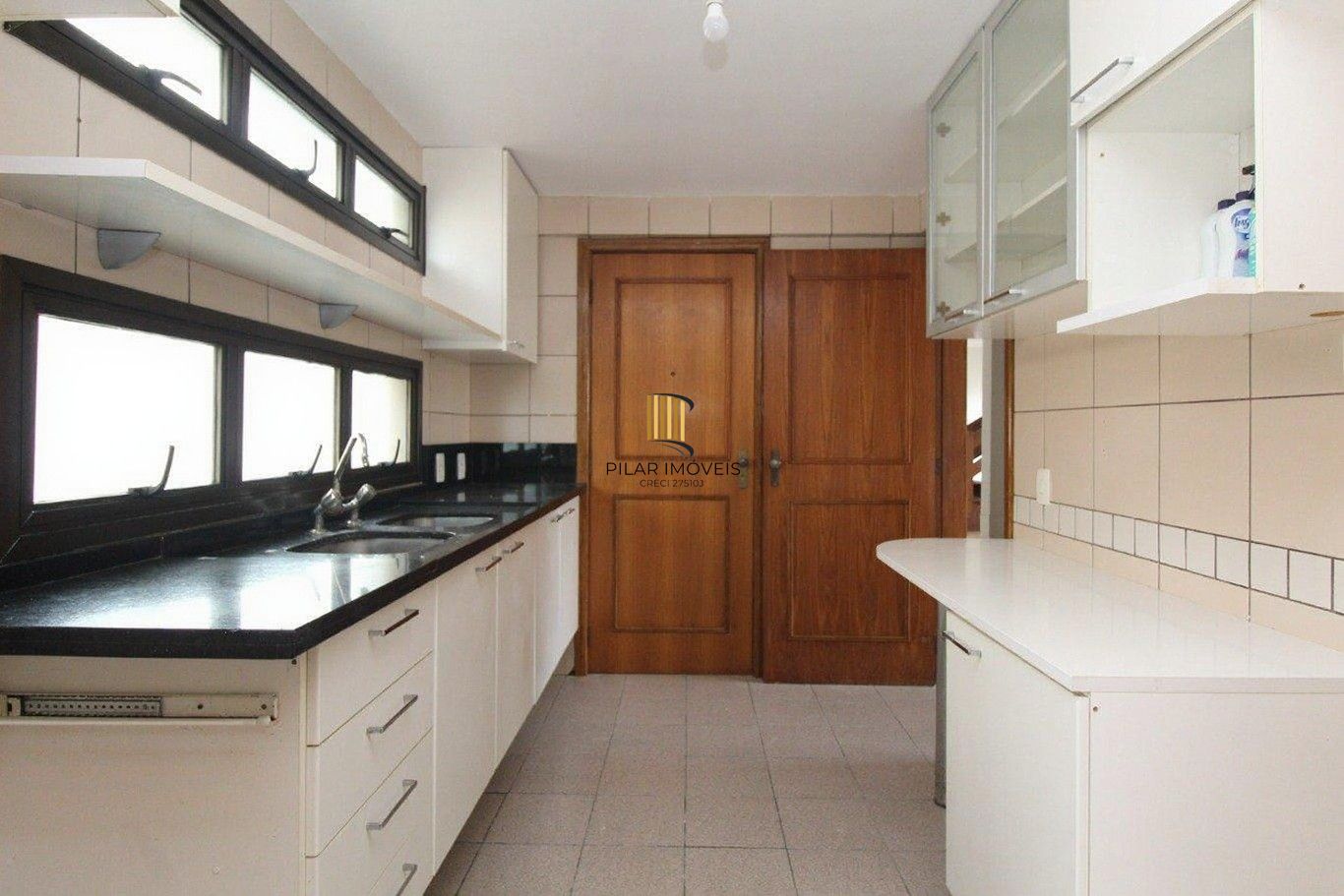 Vende-se cobertura com 3 dormitórios, piscina, 245m² e 2 vagas - Mont Serrat
