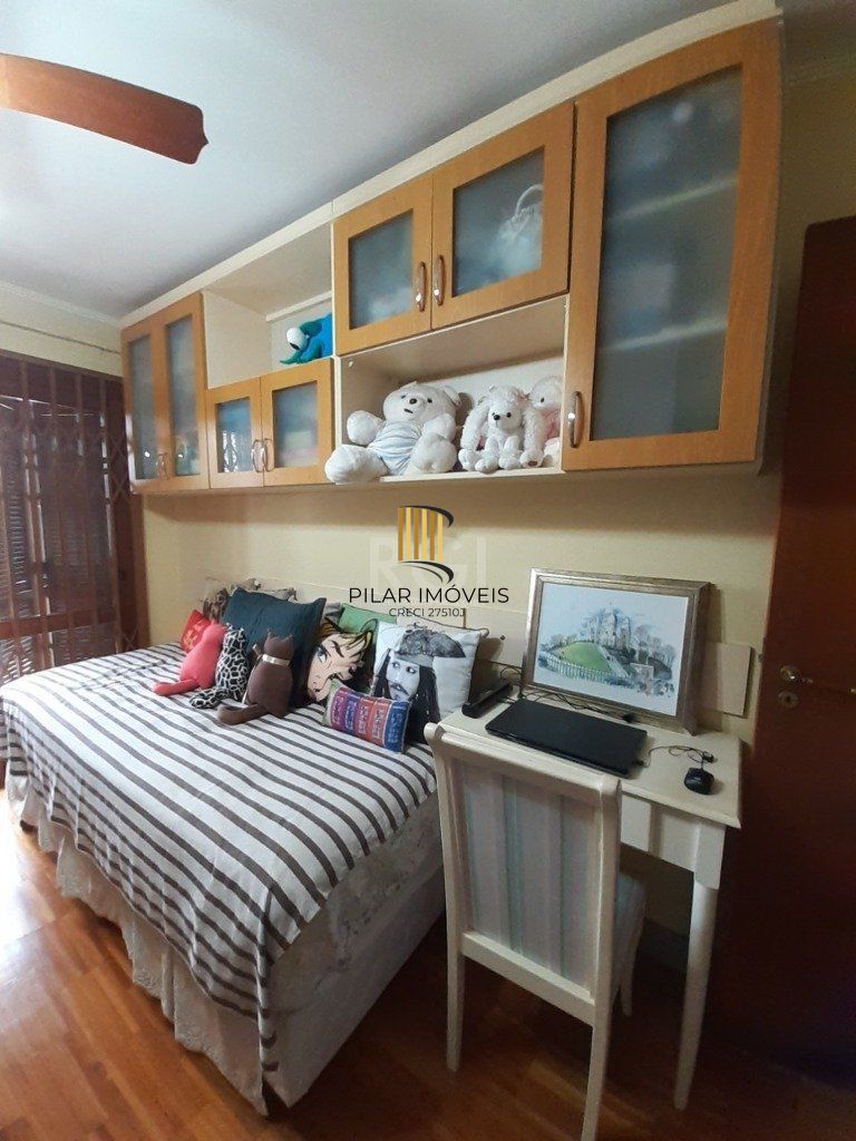 Casa 3 dormitórios, 2 suítes, 4 vagas, 257,52 m² de área privativa, no Bairro Ipanema