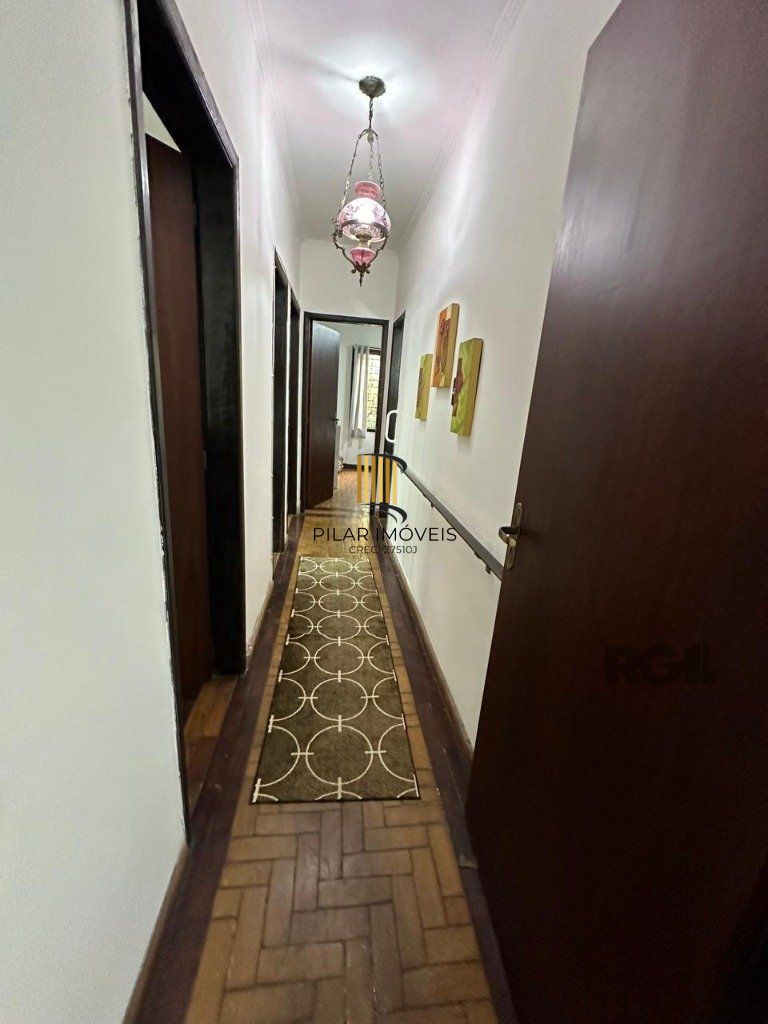 Vende-se ampla casa 3 quartos com hidro, 2 vagas, living com ladeira e salão de festas com churrasqueira - 260m² - Medianeira
