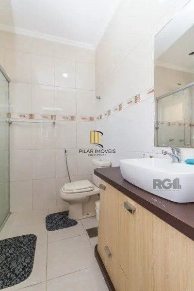 Vende-se belo sobrado com 3 quartos com suíte e 3 vagas cobertas - 182m² - Vila Ipiranga