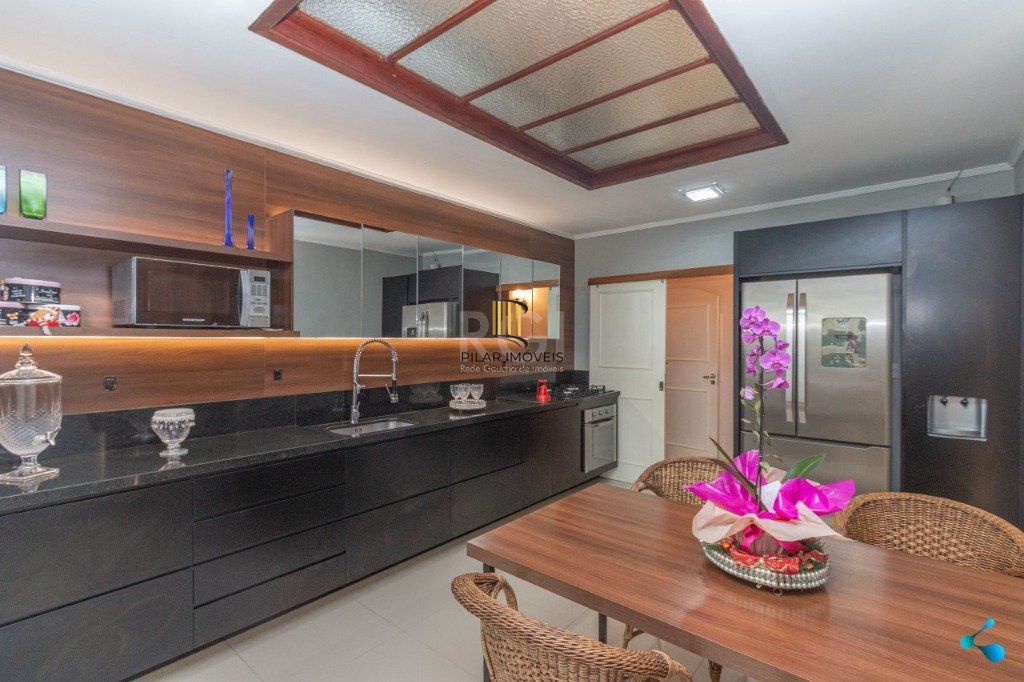 Casa para Venda - 240m², 3 dormitórios, sendo 1 suites, 3 vagas - Partenon