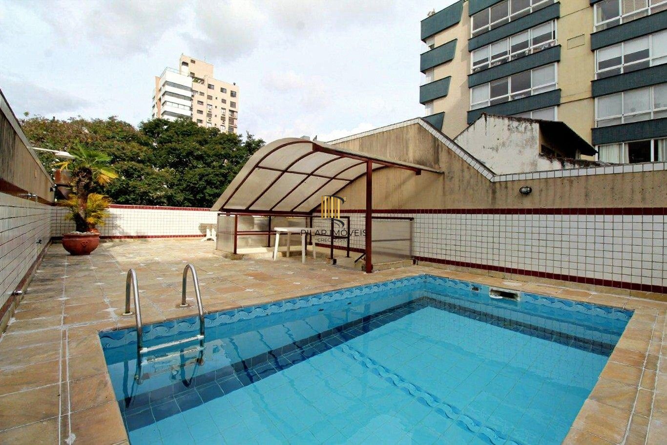 Vende-se cobertura com 3 dormitórios, piscina, 245m² e 2 vagas - Mont Serrat