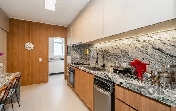 Vende-se apartamento 3 quartos com suíte e duas vagas - 134m² - Moinhos de Vento