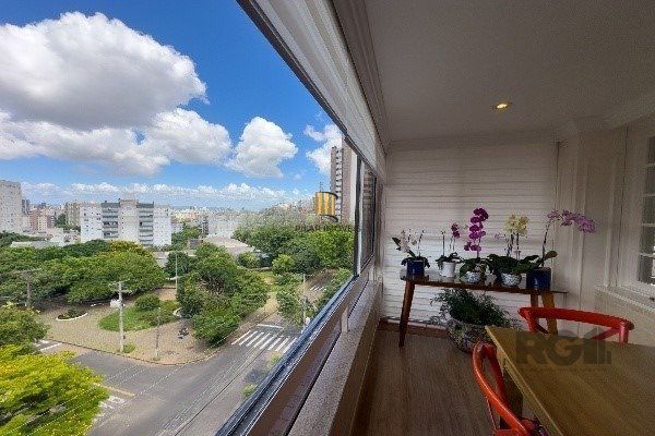 Apartamento de 3 Dormitórios com Suíte e 2 Vagas no Bairro Petrópolis - 160m²