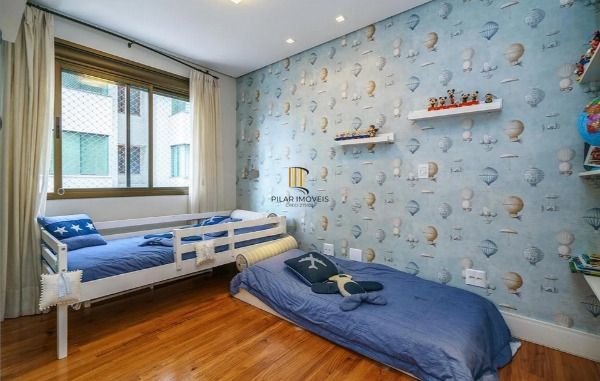 Vende-se apartamento com 3 suítes, 3 vagas e 136 m² - Petrópolis