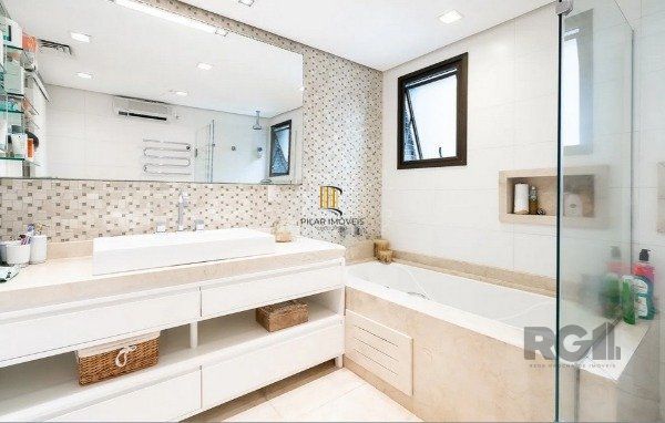 Apartamento de 192m² com 3 Suítes, 3 Vagas e Móveis Planejados de Alto Padrão Próximo à Praça da Encol