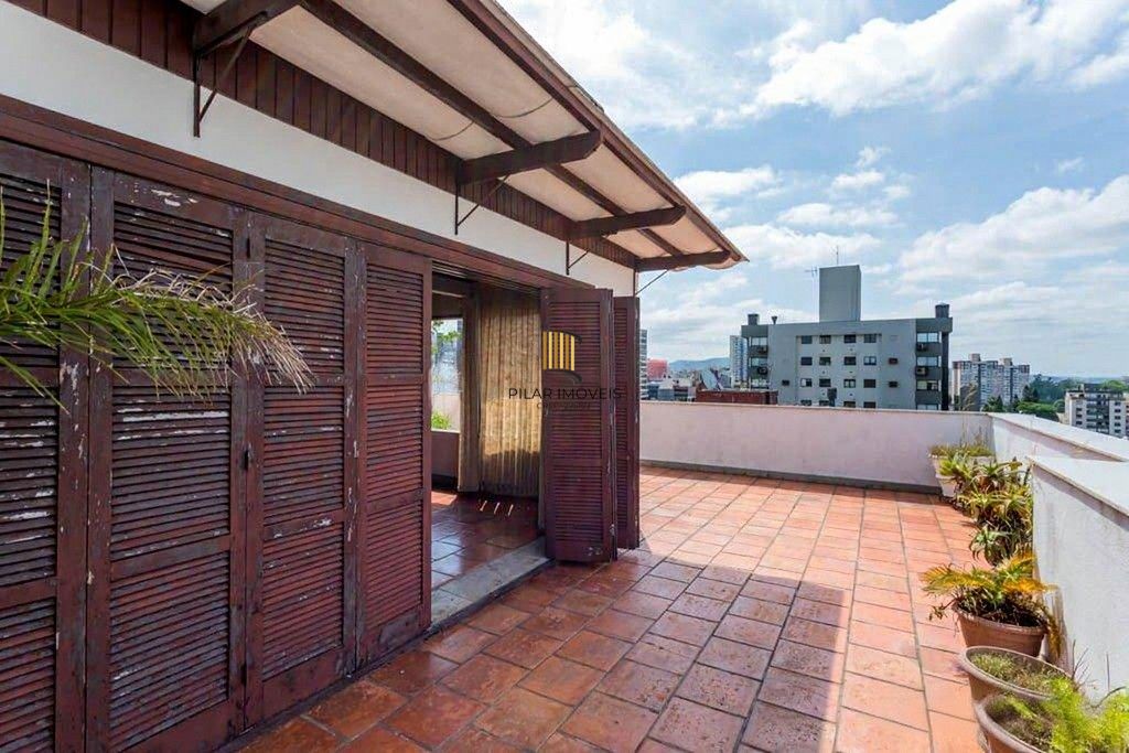 Vende-se ampla cobertura com 3 quartos (1 suíte), 283m² e 2 vagas - Petrópolis