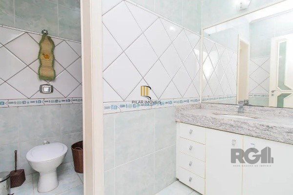 Casa  impecável com 3 quartos (1 suíte) e 2 vagas cobertas,
