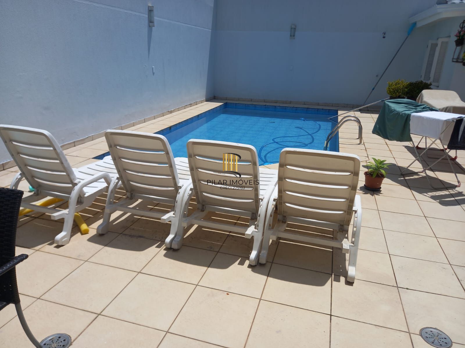 Vende-se sobrado com 5 quartos (3 suítes), 428m² e 3 vagas – Alto Petrópolis