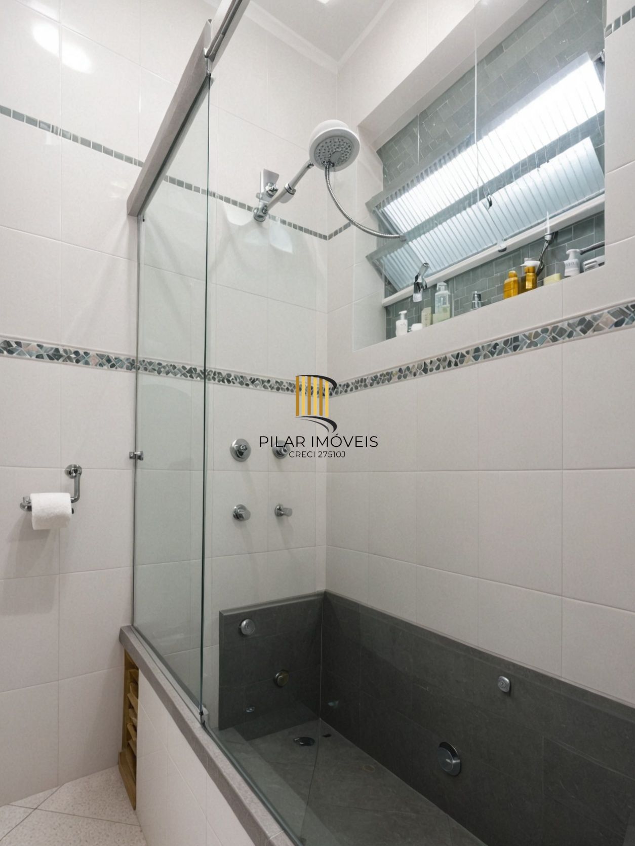 Vende-se amplo apartamento com 3 quartos(1 suíte), 95m² e sacada - Petrópolis