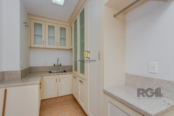 Vende-se luxuoso apartamento 3 quartos c/ suíte, dependência de empregada, gabinete, 2 vagas cobertas - 283m² - Moinhos de Vento