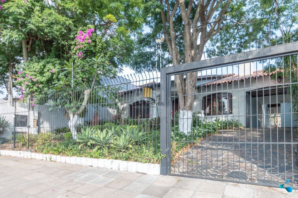 Casa para Venda - 240m², 3 dormitórios, sendo 1 suites, 3 vagas - Partenon