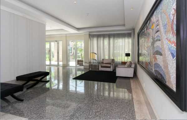 Vende-se amplo apartamento de 195m², 3 Suítes, 3 Vagas, localizado no bairro Bela Vista