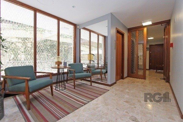 Vende-se amplo apartamento 3 dorm c/ suíte, 2 vagas cobertas, dependência completa, living com sacada - 233m² - Moinhos de Vento