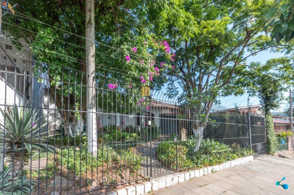 Casa para Venda - 240m², 3 dormitórios, sendo 1 suites, 3 vagas - Partenon