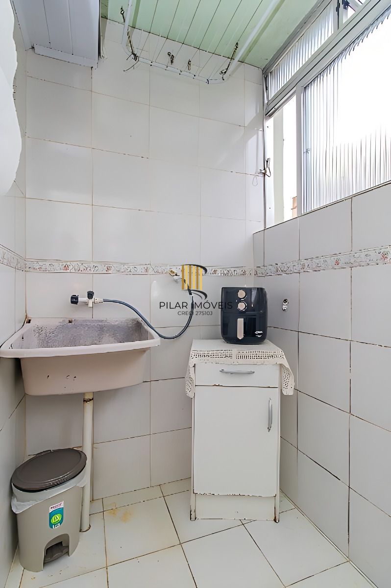 Vende-se apartamento com 3 quartos com closet - Petrópolis