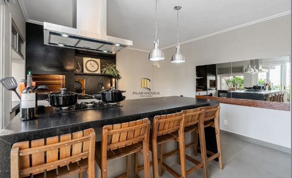 Vende-se cobertura com 2 dormitórios, sendo 1 suíte no bairro Auxiliadora
